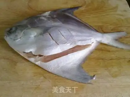 Make Golden pomfret with lotus step 0