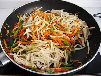 Make Shredded abalone and mushroom with fish flavor step 4