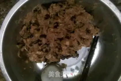 Make Steamed dumplings with mushroom and pork step 1