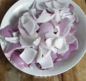 Make stir-fried pork with onions step 1