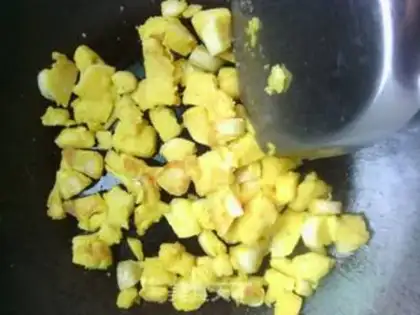 Make Fried rice with steamed buns wrapped in eggs step 1