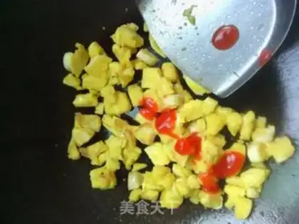 Make Fried rice with steamed buns wrapped in eggs step 2