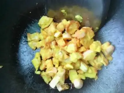 Make Fried rice with steamed buns wrapped in eggs step 3