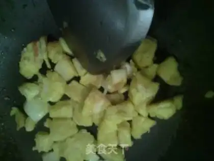 Make stir-fried steamed buns with tomato sauce and oil residue step 5