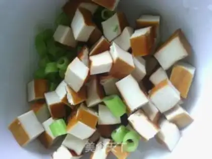 Make Fried rice with steamed buns wrapped in eggs step 4
