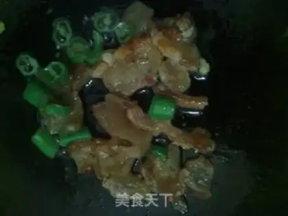 Make stir-fried steamed buns with tomato sauce and oil residue step 6