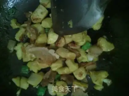 Make stir-fried steamed buns with tomato sauce and oil residue step 7