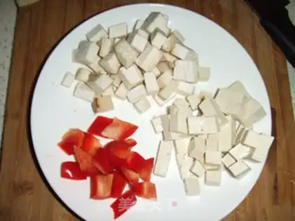 Make Stewed three delicacies with peas step 1