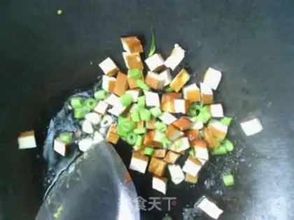 Make Fried rice with steamed buns wrapped in eggs step 6