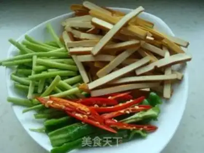 Make stir-fried garlic sprouts step 1