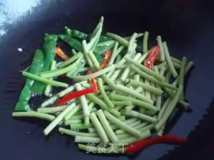 Make stir-fried garlic sprouts step 2