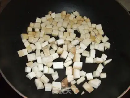 Make Stewed three delicacies with peas step 3