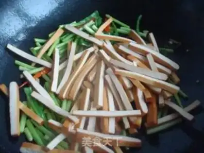 Make stir-fried garlic sprouts step 3
