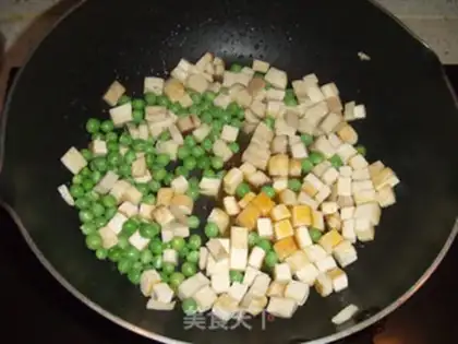 Make Stewed three delicacies with peas step 4