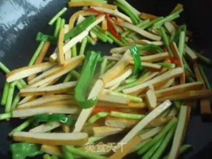 Make stir-fried garlic sprouts step 4