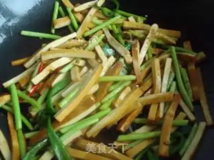 Make stir-fried garlic sprouts step 5