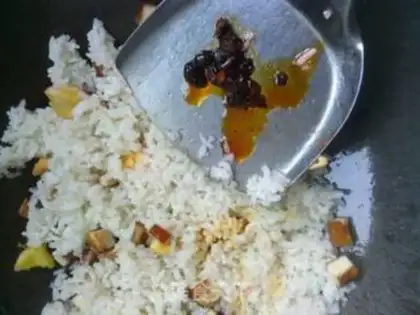 Make Fried rice with steamed buns wrapped in eggs step 11