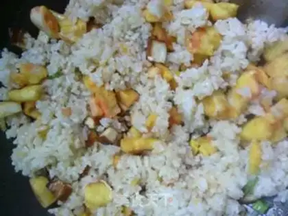 Make Fried rice with steamed buns wrapped in eggs step 12