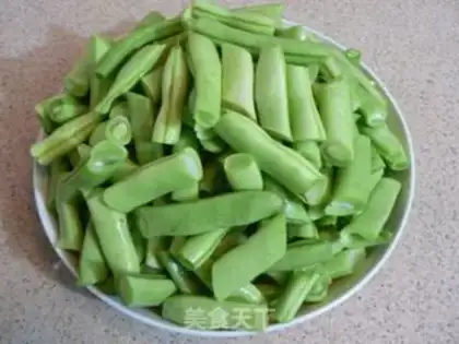 Make Dry stir-fried green beans with minced pork step 1