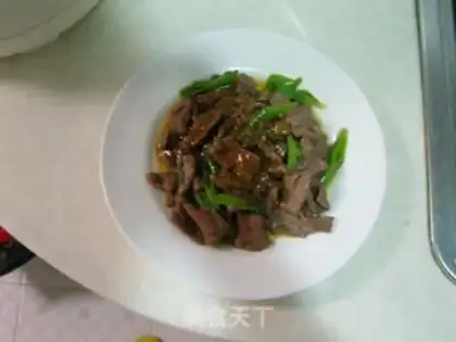 Make Hangzhou pepper beef tenderloin step 8