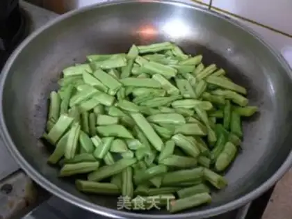 Make Dry stir-fried green beans with minced pork step 7