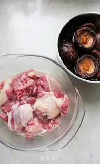 Make Stewed duck with mushrooms and fresh bamboo shoots step 0