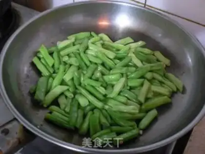 Make Dry stir-fried green beans with minced pork step 8