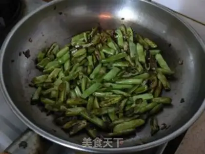 Make Dry stir-fried green beans with minced pork step 9