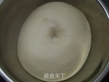 Make Date paste chrysanthemum bun step 2