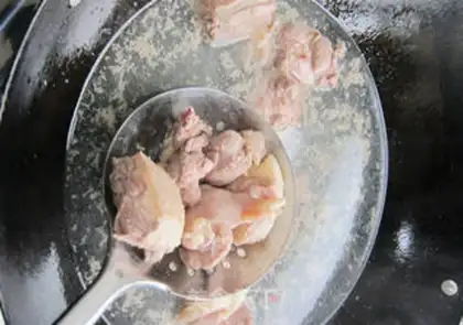 Make Stewed duck with mushrooms and fresh bamboo shoots step 1