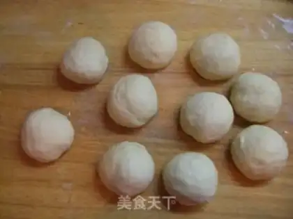 Make Date paste chrysanthemum bun step 3
