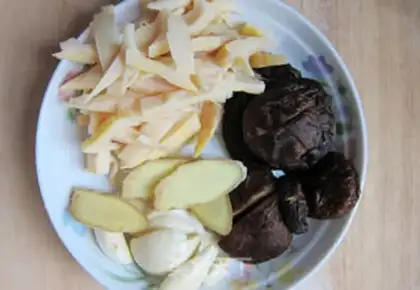Make Stewed duck with mushrooms and fresh bamboo shoots step 2