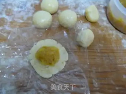 Make Cantonese-style pineapple mooncake step 5