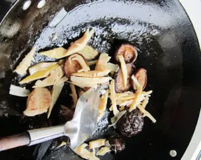 Make Stewed duck with mushrooms and fresh bamboo shoots step 4