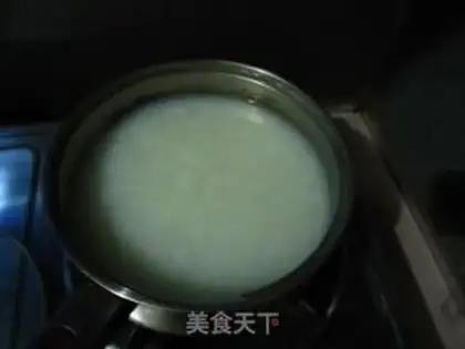 Make congee with pork and century step 2
