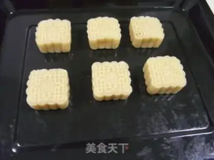 Make Cantonese-style pineapple mooncake step 7