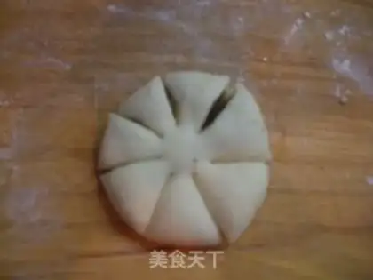 Make Date paste chrysanthemum bun step 7