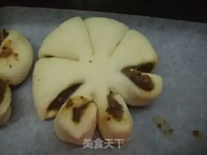 Make Date paste chrysanthemum bun step 8