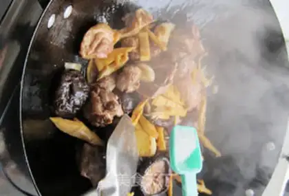 Make Stewed duck with mushrooms and fresh bamboo shoots step 7