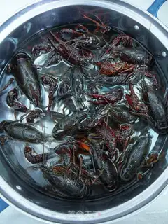 Make Finger sucking crayfish step 1