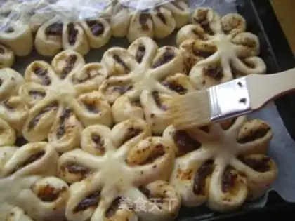 Make Date paste chrysanthemum bun step 10
