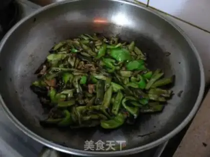 Make Dry stir-fried green beans with minced pork step 16