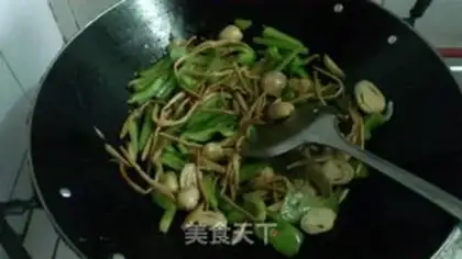 Make stir-fried pork with day lily and straw mushroom step 15
