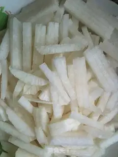 Make Pickled shredded radish with pickled pepper step 1