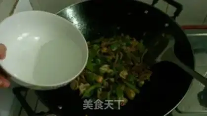 Make stir-fried pork with day lily and straw mushroom step 17
