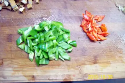 Make stir-fried diced pork with fragrant dried edamame step 0