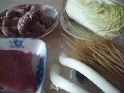 Make Chinese cabbage and mushroom meat steamed buns step 0