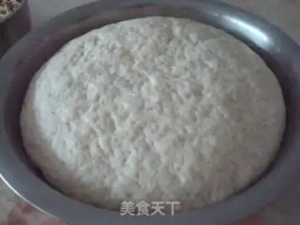 Make Chinese cabbage and mushroom meat steamed buns step 1