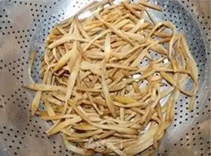 Make Scrambled eggs with day lily step 1