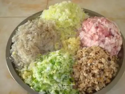 Make Chinese cabbage and mushroom meat steamed buns step 2
